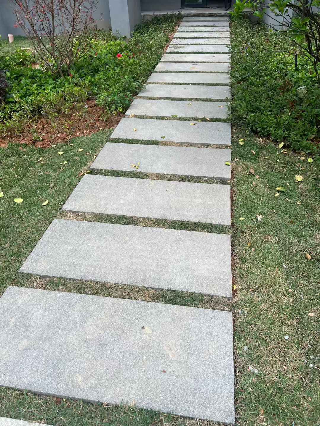 九江 芝麻黑小区踏步、汀步石铺装效果